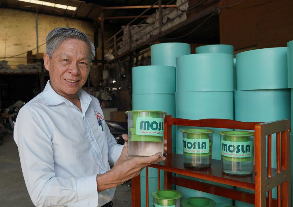 Nông dân sáng chế bẫy ngăn muỗi sinh sôi