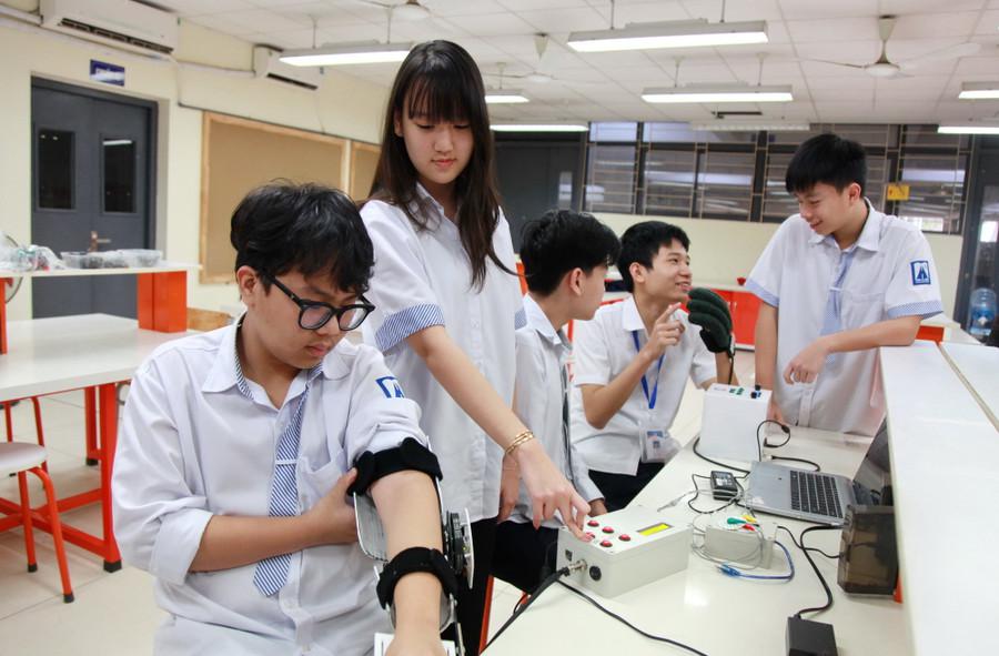 Những sáng chế hữu ích của học sinh hỗ trợ người bị tai biến